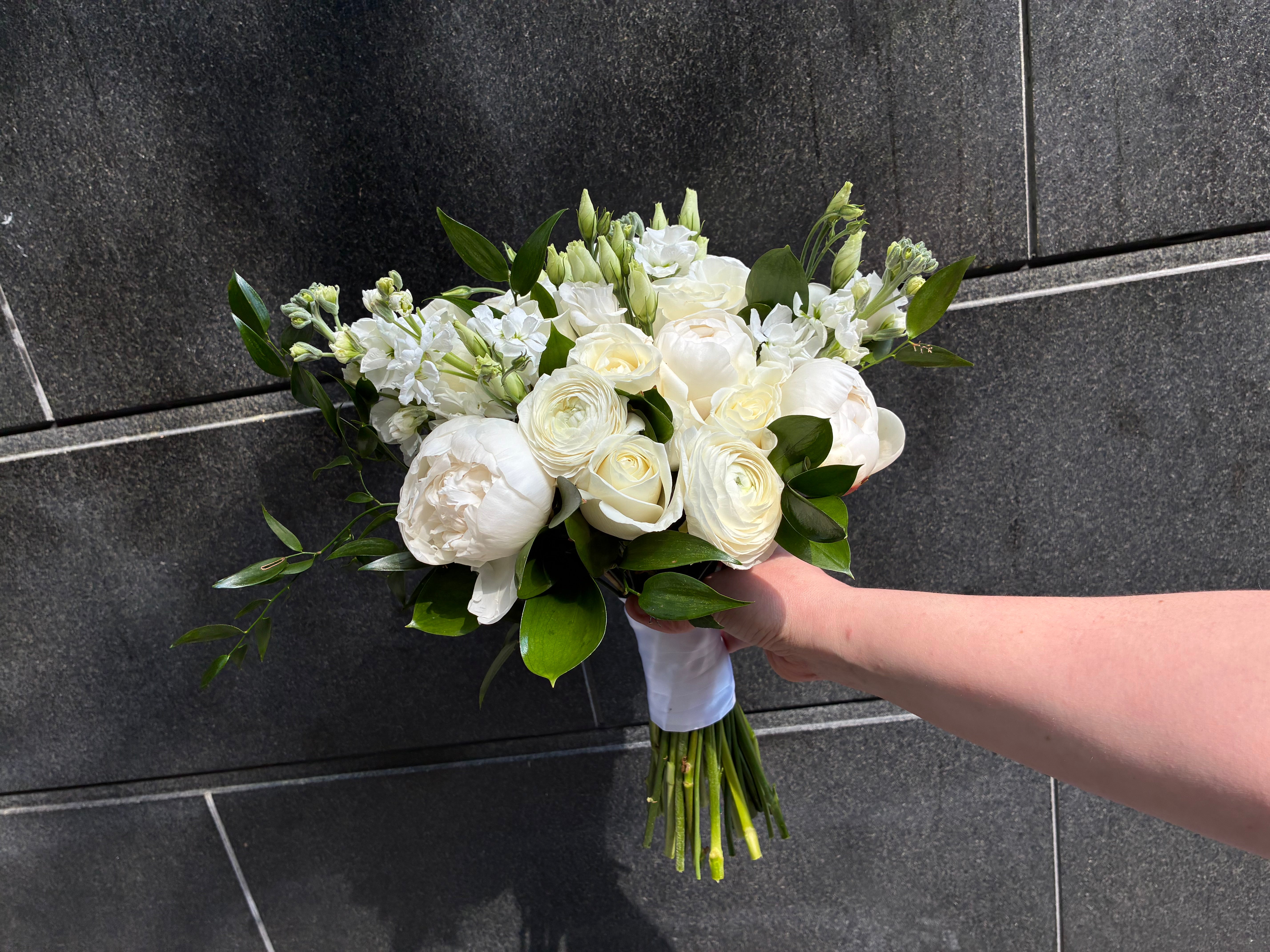 【大判希少本】A Treasury of Bridal Bouquet Classic White City Hall Bridal Bouquet – Julia Testa