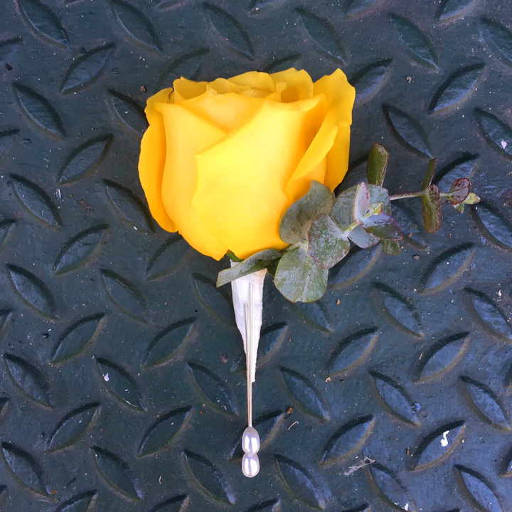yellow and white flower boutonniere